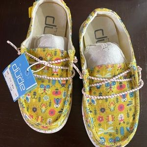Kids size 9 hey dude shoes